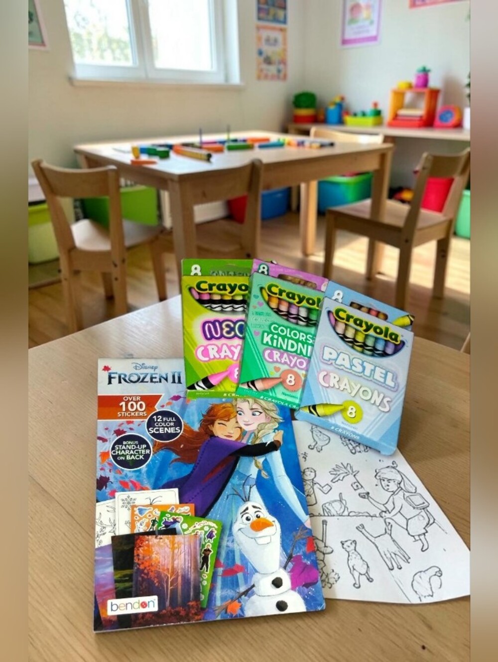 Crayola Pastel & Neon Crayon  L with Frozen II Sticker Activity
